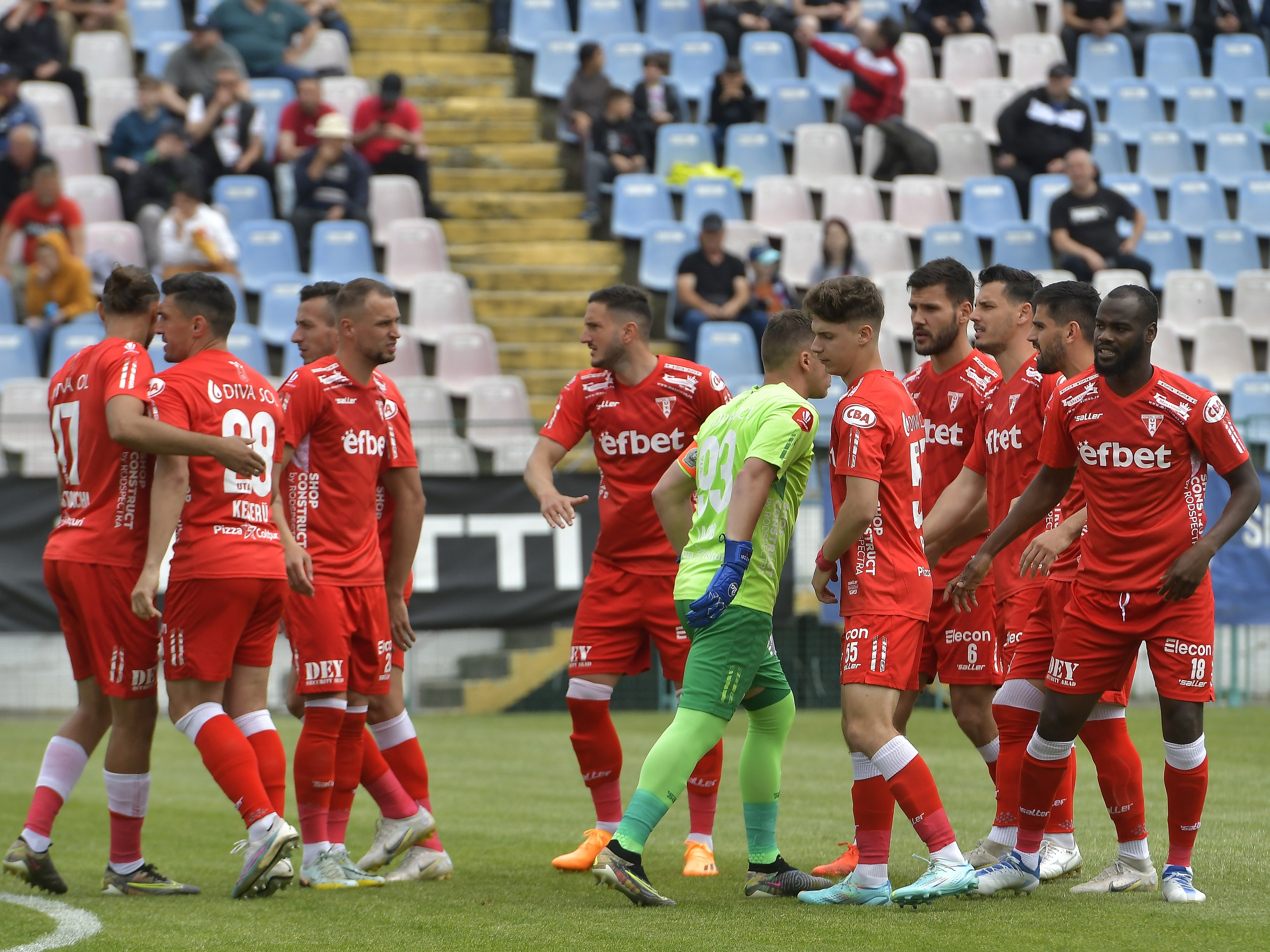 Calvar pentru Mircea Rednic la UTA! Arădenii sunt și ei pe un butoi cu pulbere înaintea meciului decisiv pentru menținerea în Superliga, iar vedeta a făcut scandal: „N-a vrut să urce în autocar! Abia l-au convins!” | EXCLUSIV