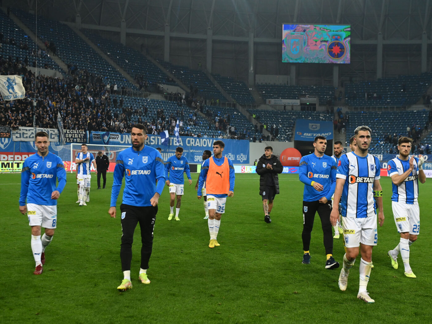 Ce au făcut vedetele Universității Craiova, în frunte cu Andrei Ivan, după eşecul cu FCSB! Dacă Mihai Rotaru a ajuns în „iad” din cauza ratărilor fotbaliştilor săi, starurile din Bănie au preferat „Un colț de Rai” | FOTO