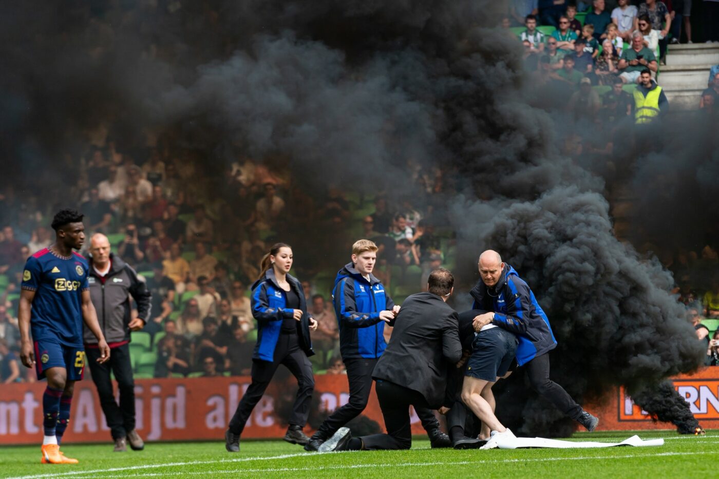 Clipe de panică în Olanda: partida Groningen – Ajax a fost suspendată după doar 10 minute! Fanii au aruncat zeci de grenade fumigene și au făcut prăpăd pe stadion | VIDEO