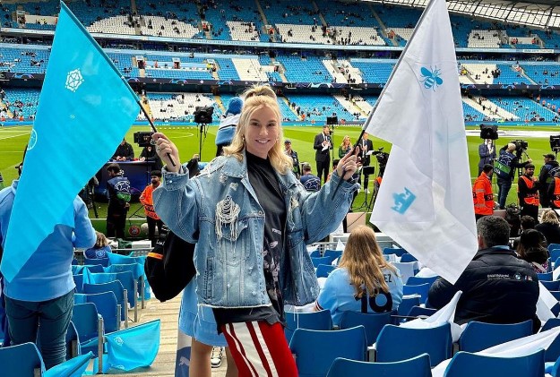 Blonda din România, „dispărută” de ceva timp de la TV, i-a fascinat pe englezi și pe spanioli cu frumusețea ei în timpul meciului Manchester City – Real Madrid! A apărut pe transmisiunea în direct și românii au recunoscut-o imediat! | FOTO