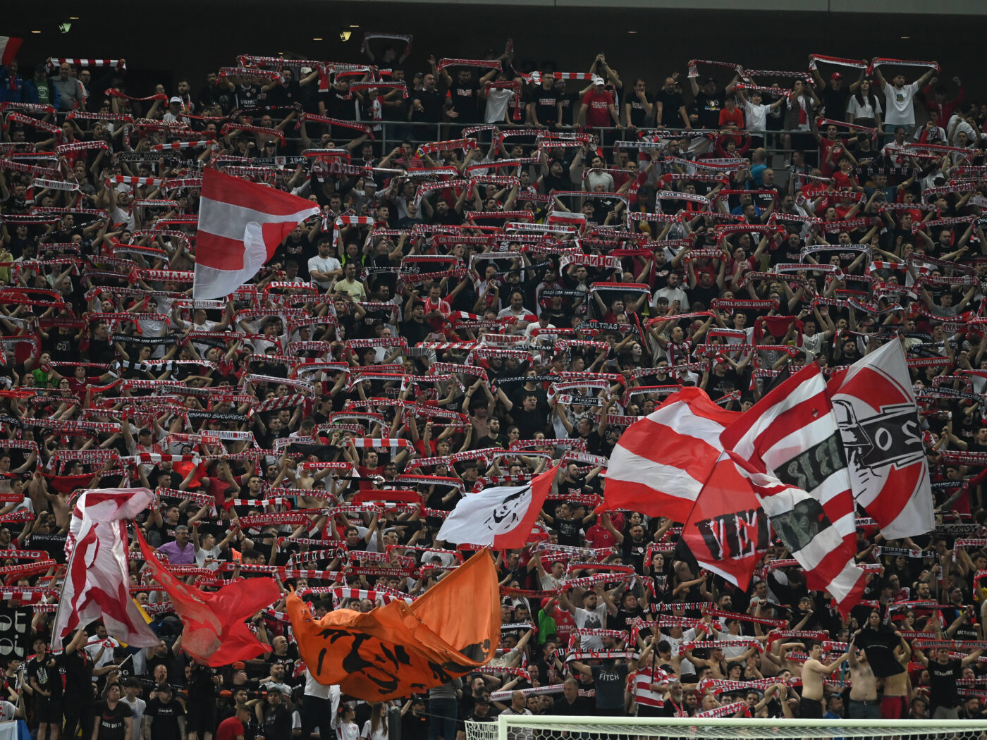 FC Argeș a pus în vânzare biletele pentru meciul cu Dinamo! Suporterii „câinilor” au luat foc: șicanele gazdelor continuă, după ce au mutat jocul la Mioveni | FOTO