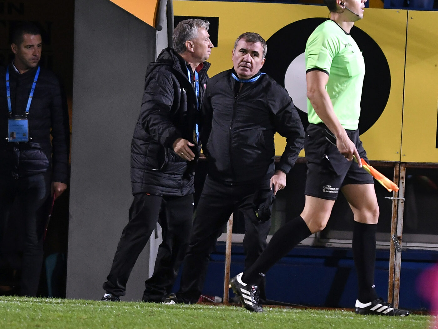 Dan Petrescu, prima reacție după scandalul monstru făcut în fața lui Gică Hagi. Mama „Bursucului” i-a văzut ieșirea la TV și l-a sunat imediat: „Vrei să mori pe teren?”