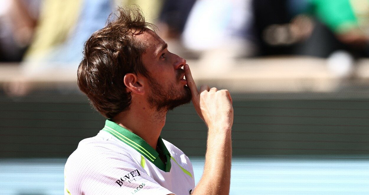 Surpriză monumentală la Roland Garros! Daniil Medvedev, al doilea favorit al turneului, a pierdut la debut contra numărului 172 ATP! Rusul a fost un car de nervi și s-a certat cu spectatorii | VIDEO
