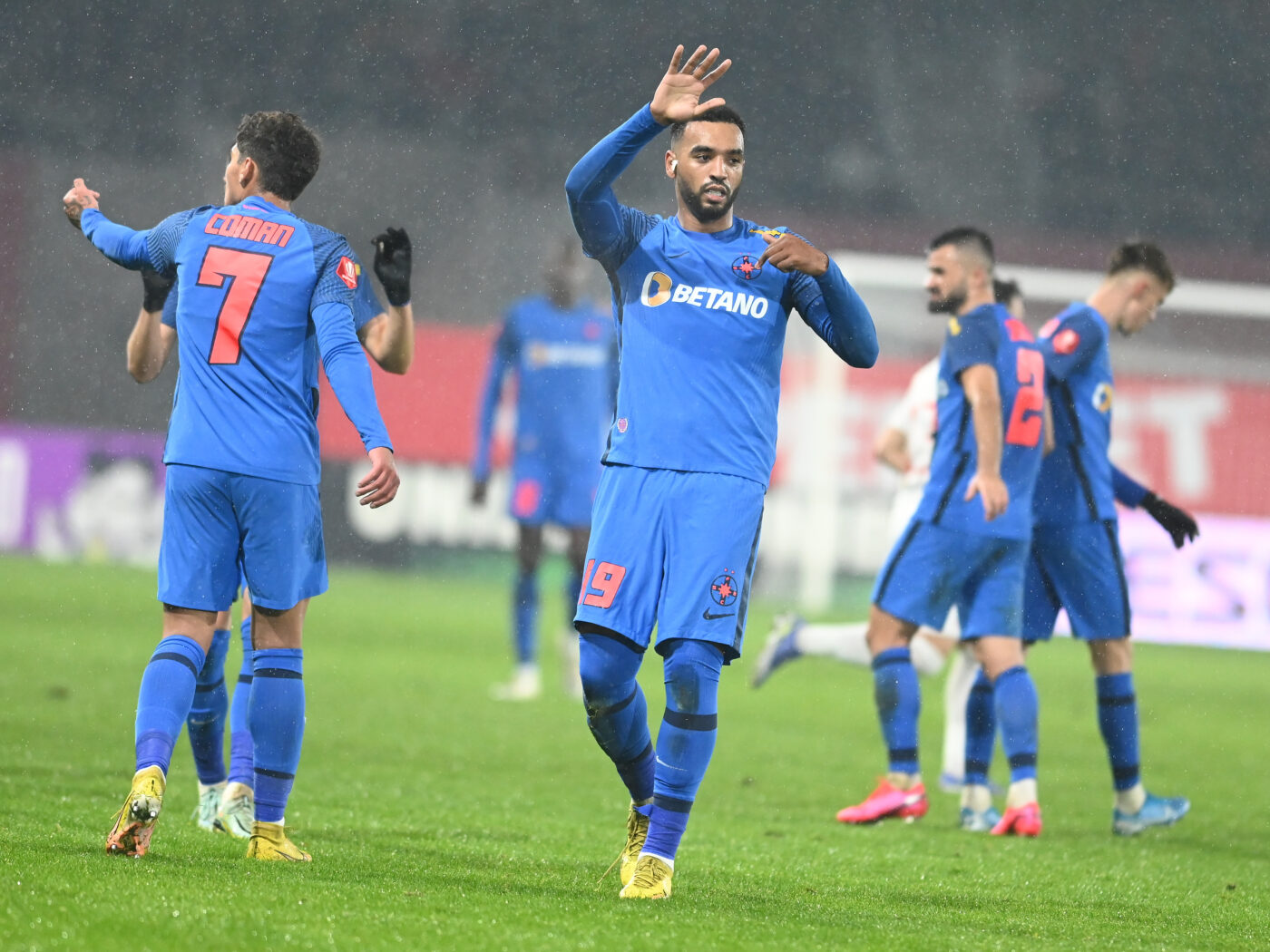 Adio, dar rămân cu tine! Billel Omrani și FCSB se pot întâlni în competițiile europene. Cu cine negociază cvintuplul campion al României | EXCLUSIV