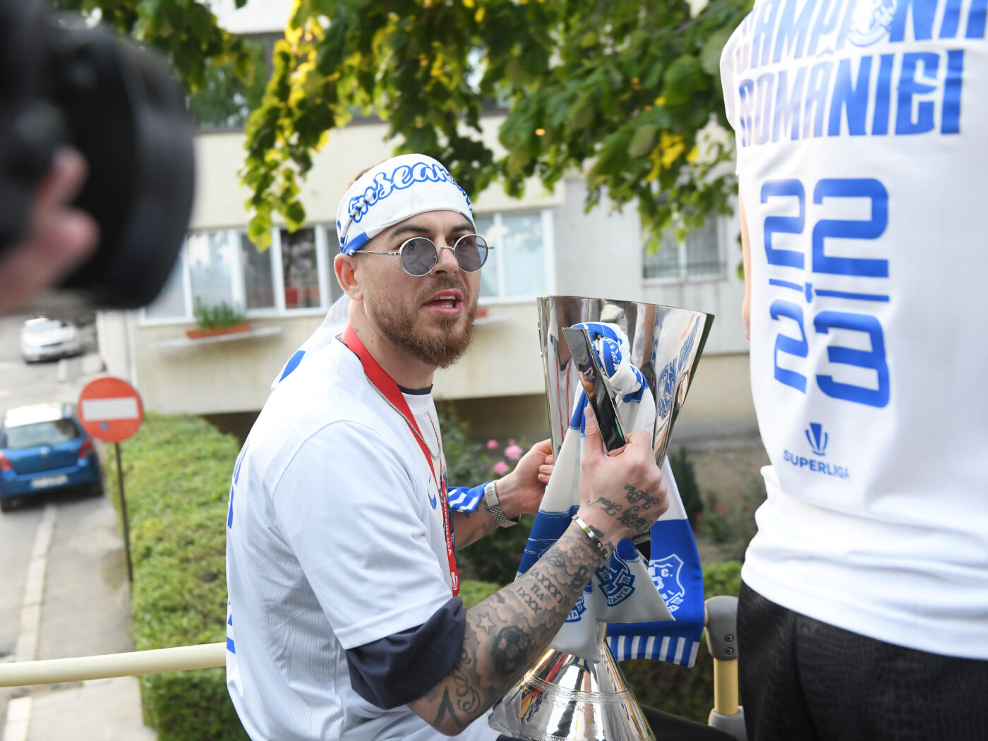 Denis Alibec nu s-a putut abține: vedeta de la Farul Constanța a revenit la vechile „aroganțe” și a petrecut până în zori într-un club de fițe, înainte de a intra în cantonament la echipa națională!