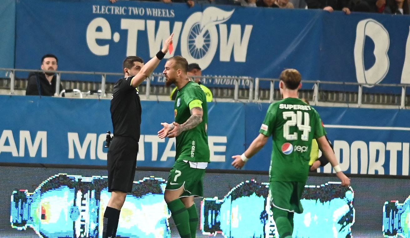 Dezastru pentru Gică Hagi după ce Denis Alibec și-a lovit cu brațul în cap un adversar! Suspendarea care distruge finalul de campionat pentru Farul: „Aceasta e pedeapsa minimă!” | EXCLUSIV