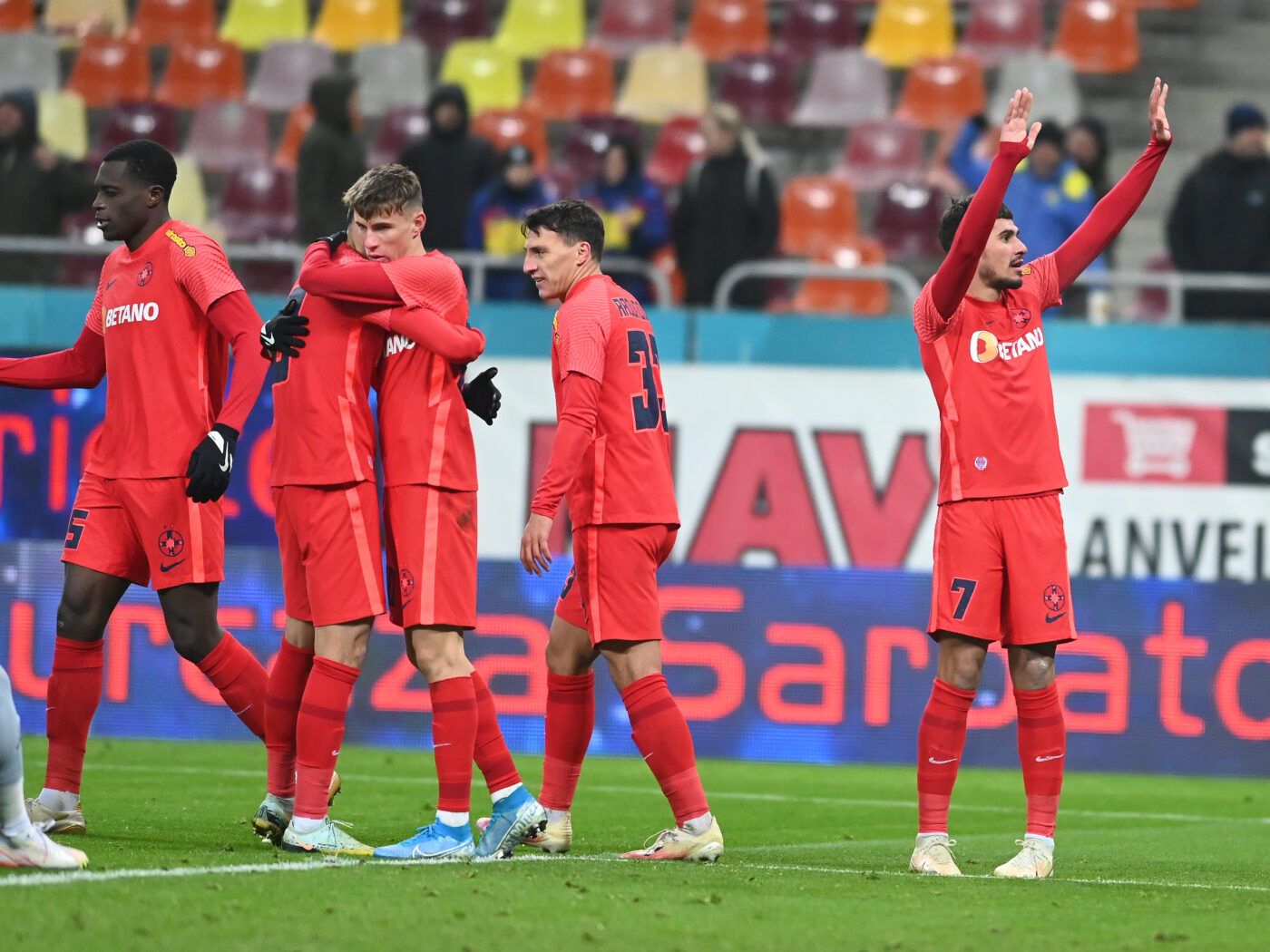 FCSB riscă să piardă doi jucători de bază înaintea derby-ului decisiv cu Farul Constanța