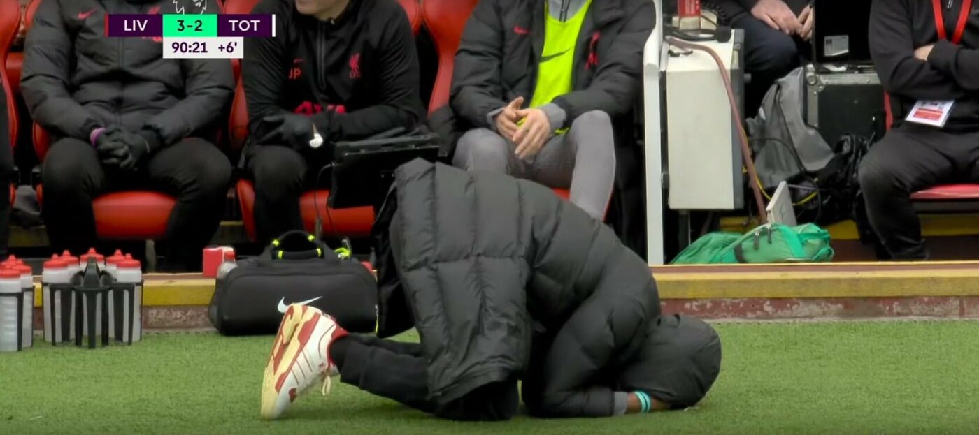 Fabulos! Klopp s-a accidentat când s-a bucurat pentru golul victoriei în fața arbitrului de rezervă | FOTO