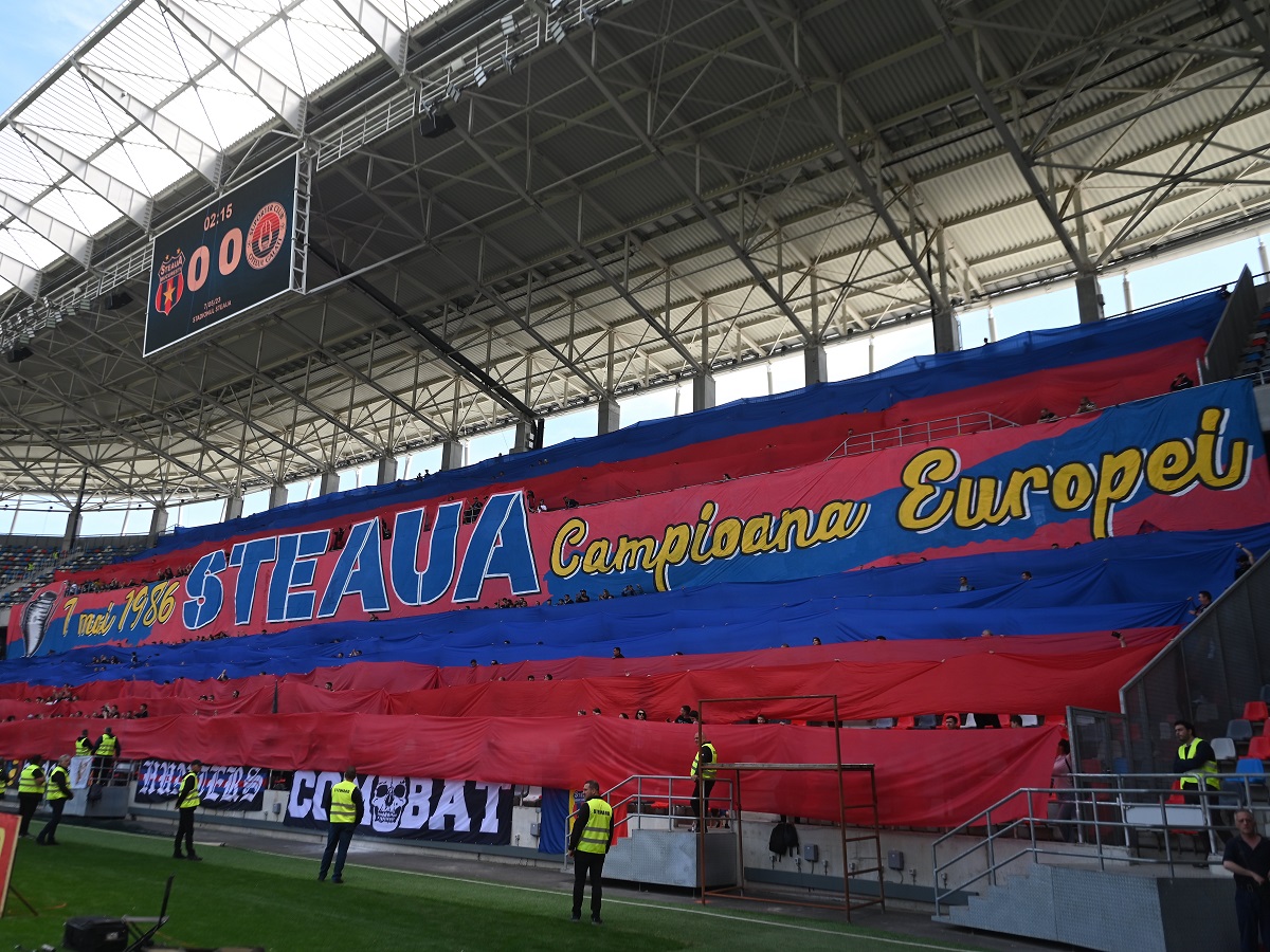 Fanii Stelei, ironizați chiar în ziua în care au celebrat 37 de ani de la Sevilla! Ce mesaj le-au transmis gălățenii la meciul direct din Ghencea | FOTO