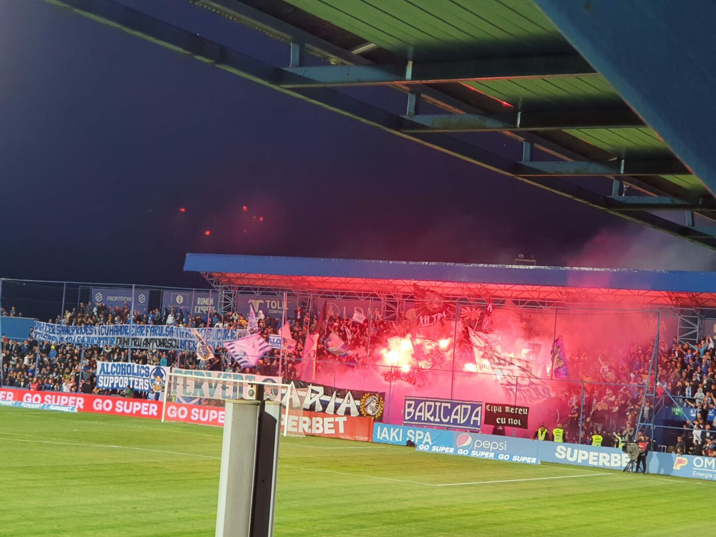 Fanii care nu au prins bilete la Farul – FCSB văd meciul de la balcoanele hotelului de lângă stadionul din Ovidiu! Imagini senzaționale