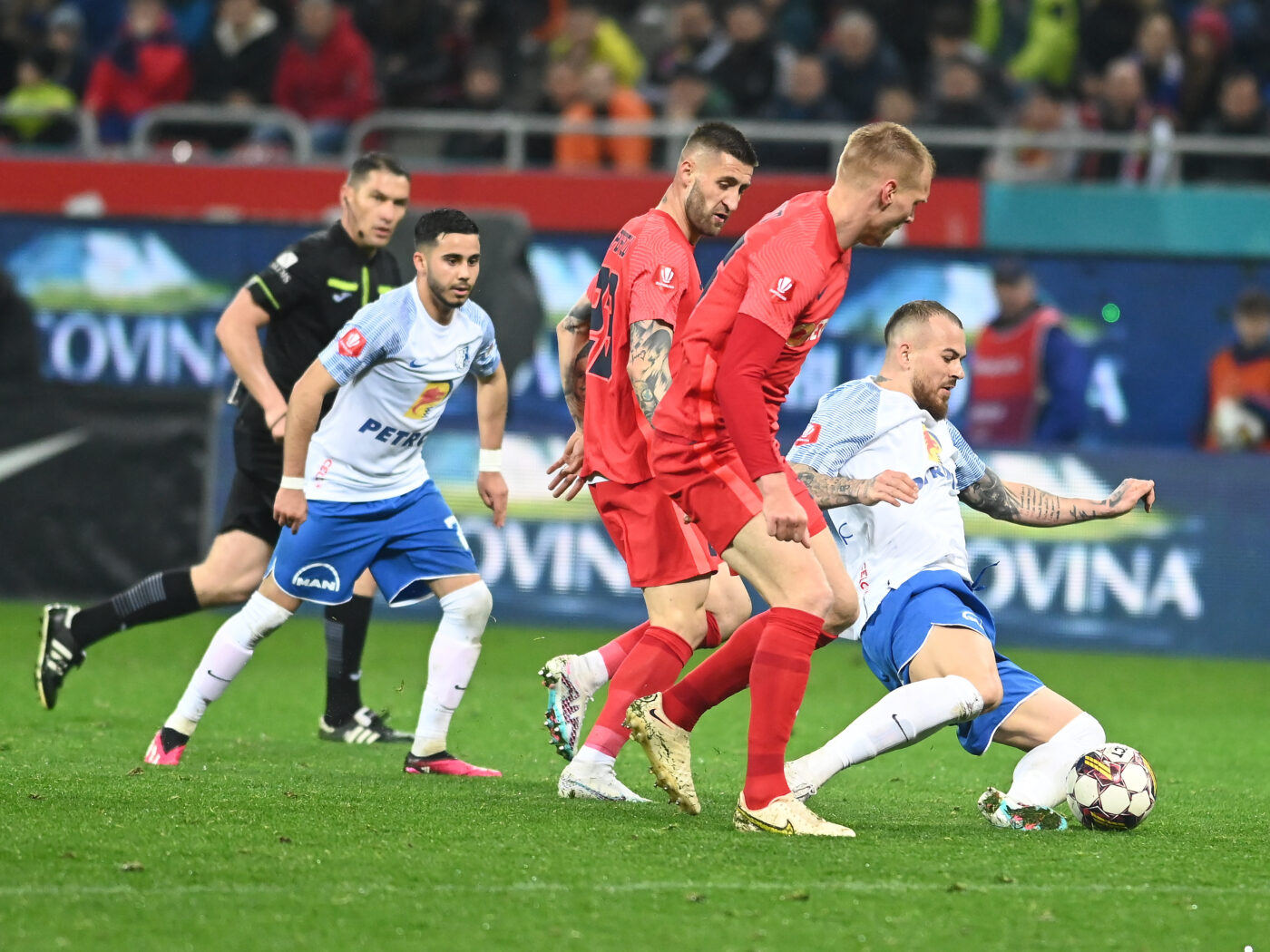 Cum arată trofeul pe care campioana Superligii îl va primi în acest sezon! Imagini spectaculoase cu „bijuteria” pentru care se luptă Gigi Becali şi Gică Hagi! | FOTO