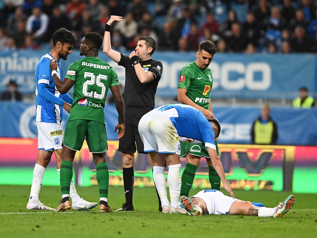 Faza care poate ucide Farul în lupta la titlu: Kevin Boli își „îngroapă” echipa cu o intervenție neglijentă la Elvir Koljic! Chivulete s-a dus la VAR și a dat penalty, spre disperarea lui Gică Hagi | VIDEO