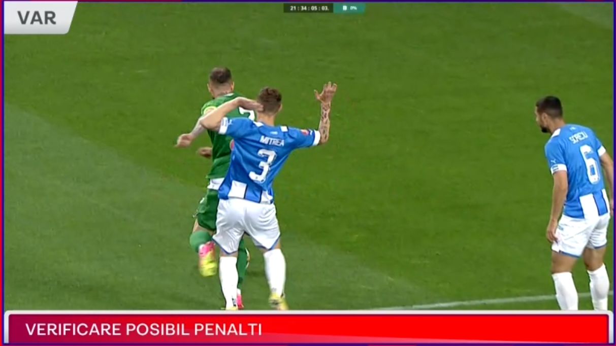 Fază extrem de controversată în minutul 6 a meciului Universitatea Craiova – Farul! A fost sau nu penalty la Alibec? Incidentul s-a verificat la VAR minute bune, iar Chivulete a fost chemat de Kovacs la margine pentru a dicta lovitură de pedeapsă | VIDEO