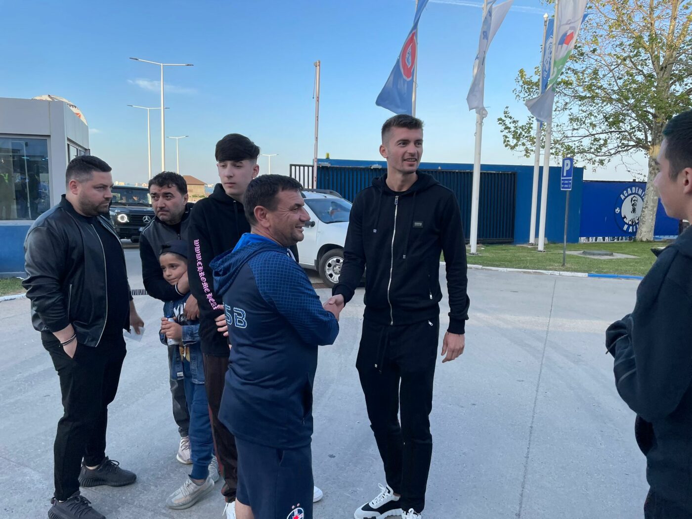 Apariție surpriză: revine la FCSB sau e doar o coincidență? Fostul căpitan al lui Gigi Becali, dar şi al lui Gică Hagi la Viitorul, alături de Ionuț Luțu la Farul – FCSB! FOTO & VIDEO