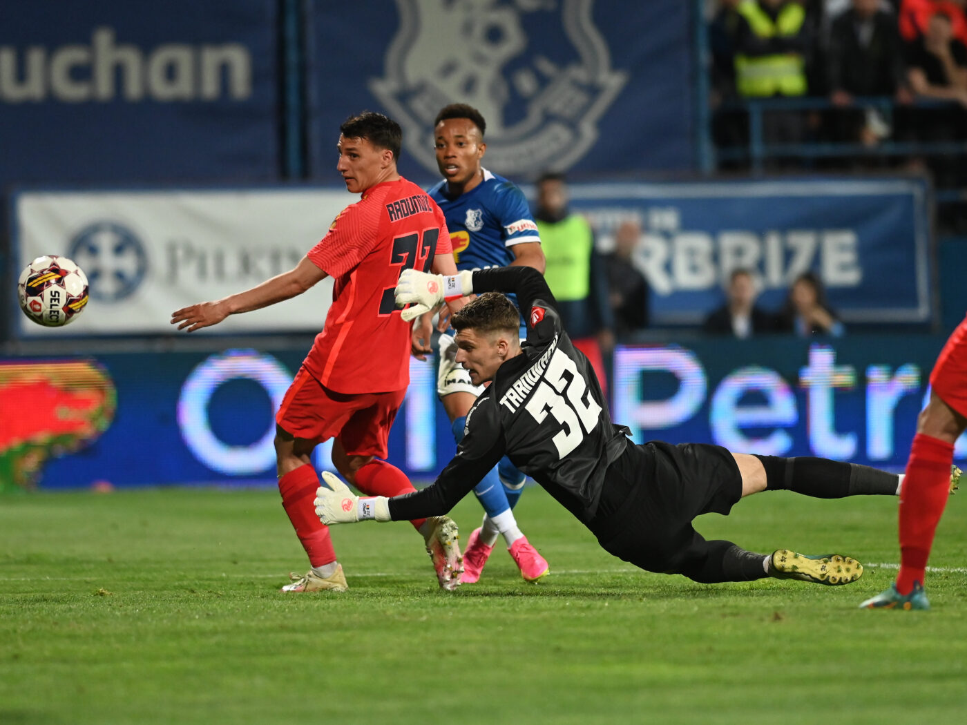 Cronică roș-albastră la Farul – FCSB. Titlul nu se câștigă doar prin talent și iubire