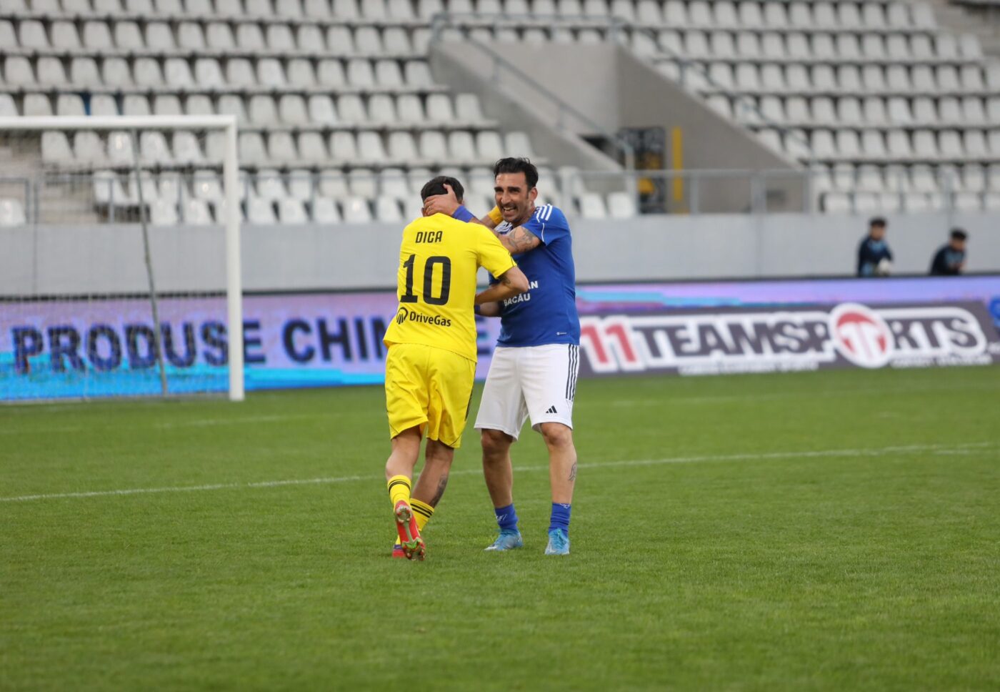 Gala „Mihai Neșu”, organizată de AFAN și FIFPro Europe! Nume uriașe se duelează în meciul demonstrativ, care este arbitrat de Ovidiu Hațegan! Petre Marin, roșu direct după un fault dur asupra lui Pires!