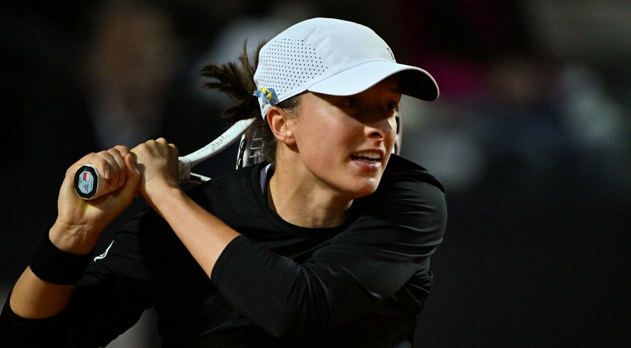Încă un șoc în tenisul feminin după ce Simona Halep a fost interzisă la Roland Garros! Iga Swiatek s-a accidentat și riscă să nu-și poată apăra trofeul: „Aștept diagnosticul!” FOTO