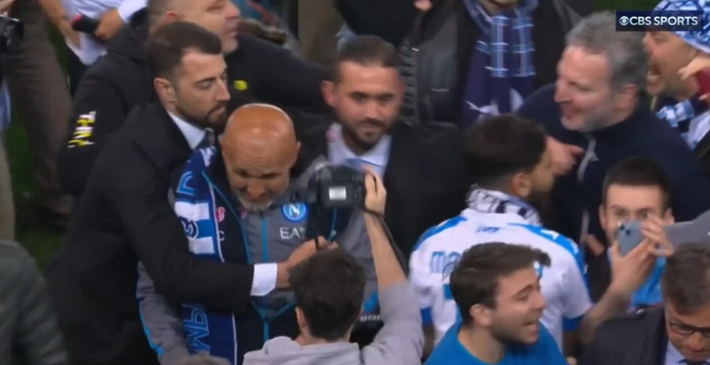 Momente incredibile imediat după fluierul final din Udinese – Napoli! Fani sărind în teren cu copii în brațe și jucători „vânați” pentru tricouri! | VIDEO