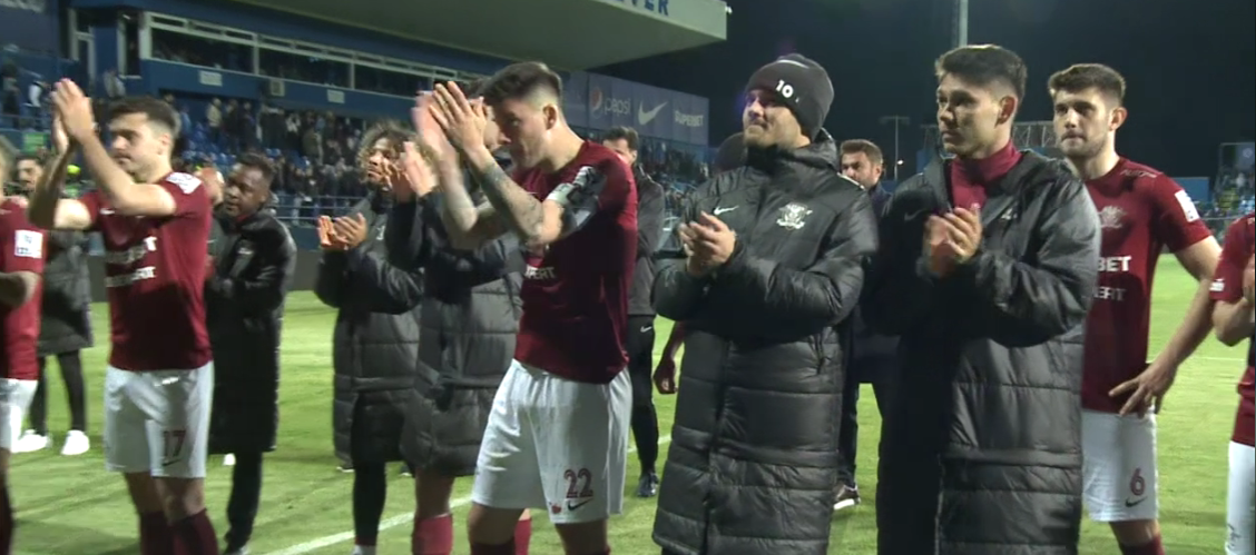 Imagini incredibile de la finalul meciului Farul – Rapid 7-2. Suporterii au sărbătorit împreună cu jucătorii din Giulești înfrângerea de la Constanța! Ce au scandat pe stadionul din Ovidiu | VIDEO