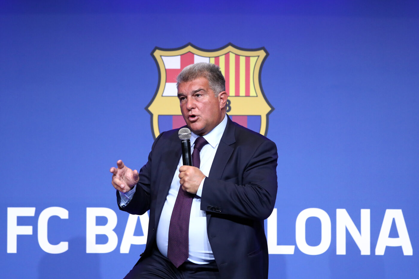 Joan Laporta a dezlănțuit nebunia în vestiarul Barcelonei, după ce echipa lui Xavi a câștigat tiltul în La Liga! Președintele catalanilor a cântat și a dansat alături de vedetele blaugrana | VIDEO
