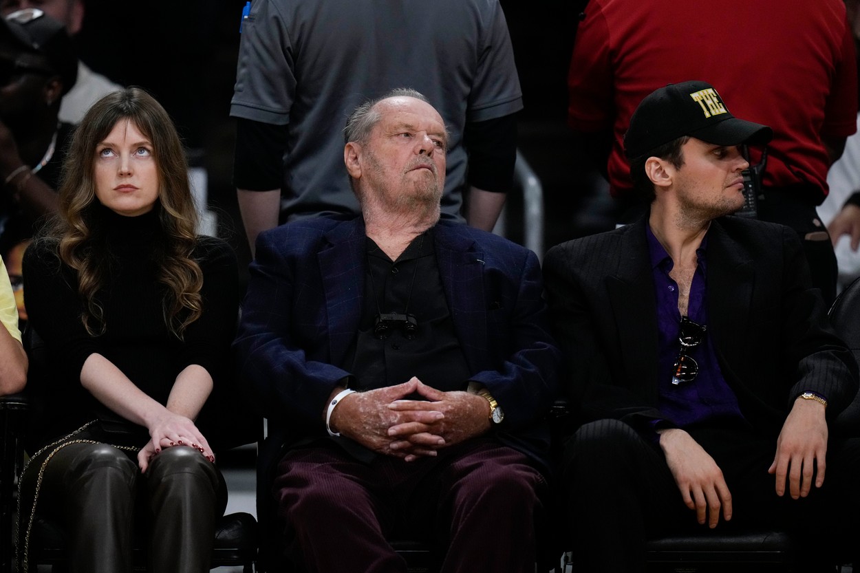 Ce au observat fanii la mâinile lui Jack Nicholson, senzaționalul actor ajuns la 86 de ani, când acesta a apărut în tribune la meciul celor de la LA Lakers