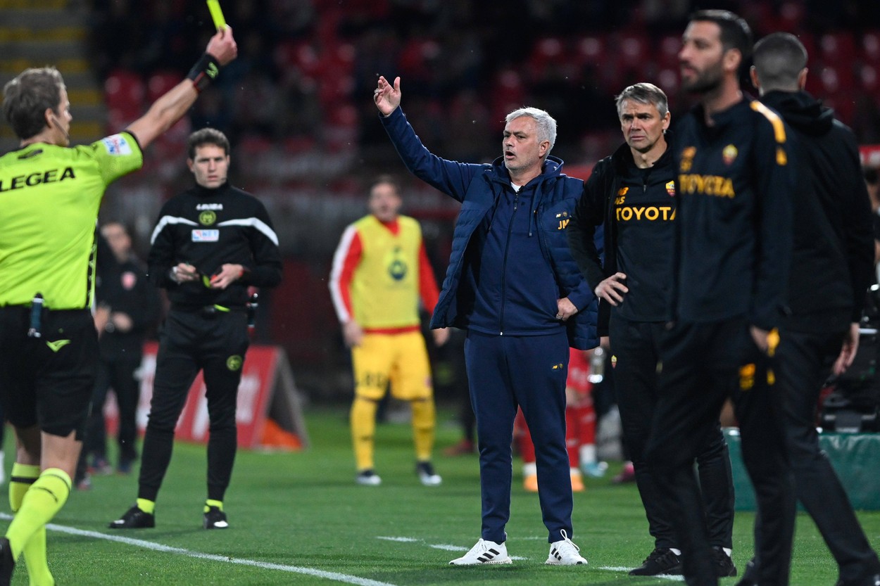 Jose Mourinho, scandal de proporții în Italia. Antrenorul l-a atacat pe arbitrul partidei Monza – AS Roma și a făcut o dezvăluire șocantă. „Am purtat microfon pe teren!”