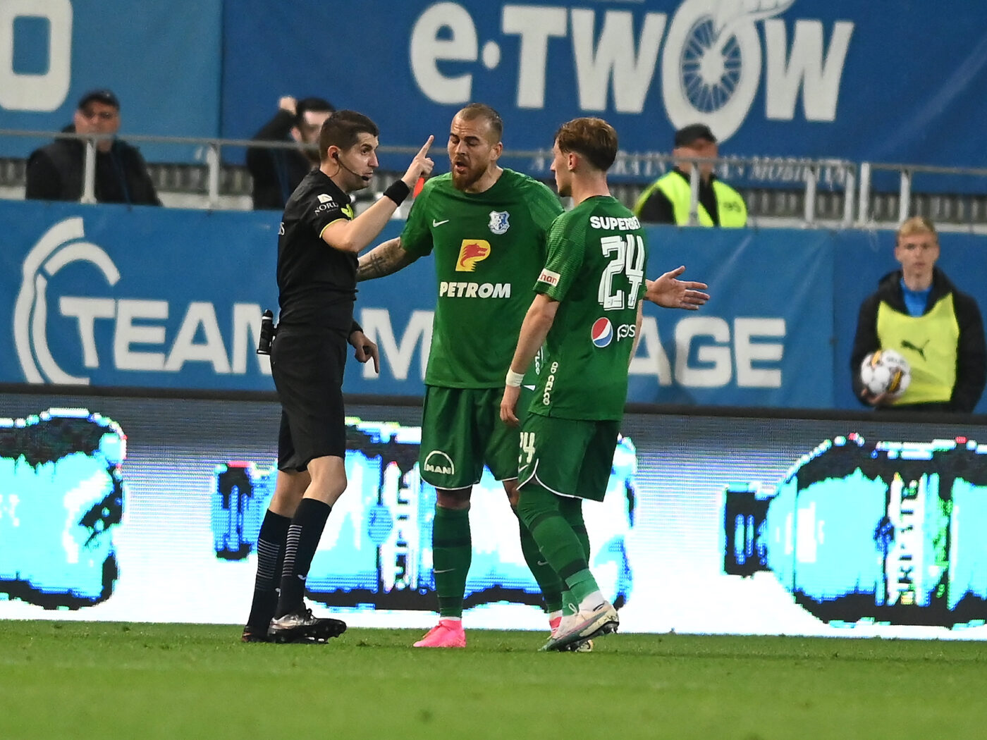 Jucătorul care a provocat eliminarea lui Denis Alibec în meciul Universitatea Craiova – Farul îl dă de gol pe atacant. „Nu e niciun dubiu!” Ce i-a spus înainte să-l lovească