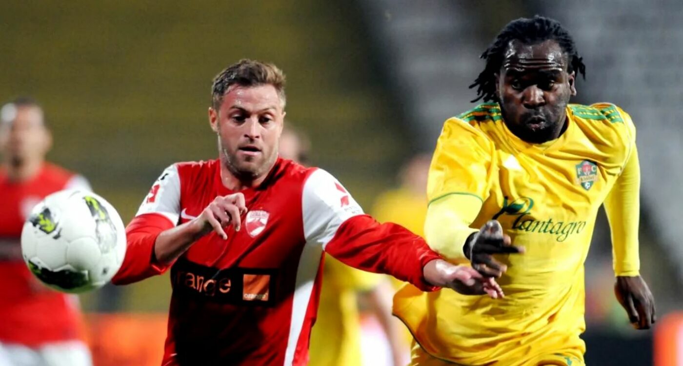 Mike Temwanjera, fotbalistul despre care Adrian Porumboiu spunea că „e mai bătrân decât Gabi Balint”, i-a provocat hohote de râs lui Elias Charalambous: „Mereu îl întrebam ce vârstă are, era amuzant. Nu știu câți ani avea”