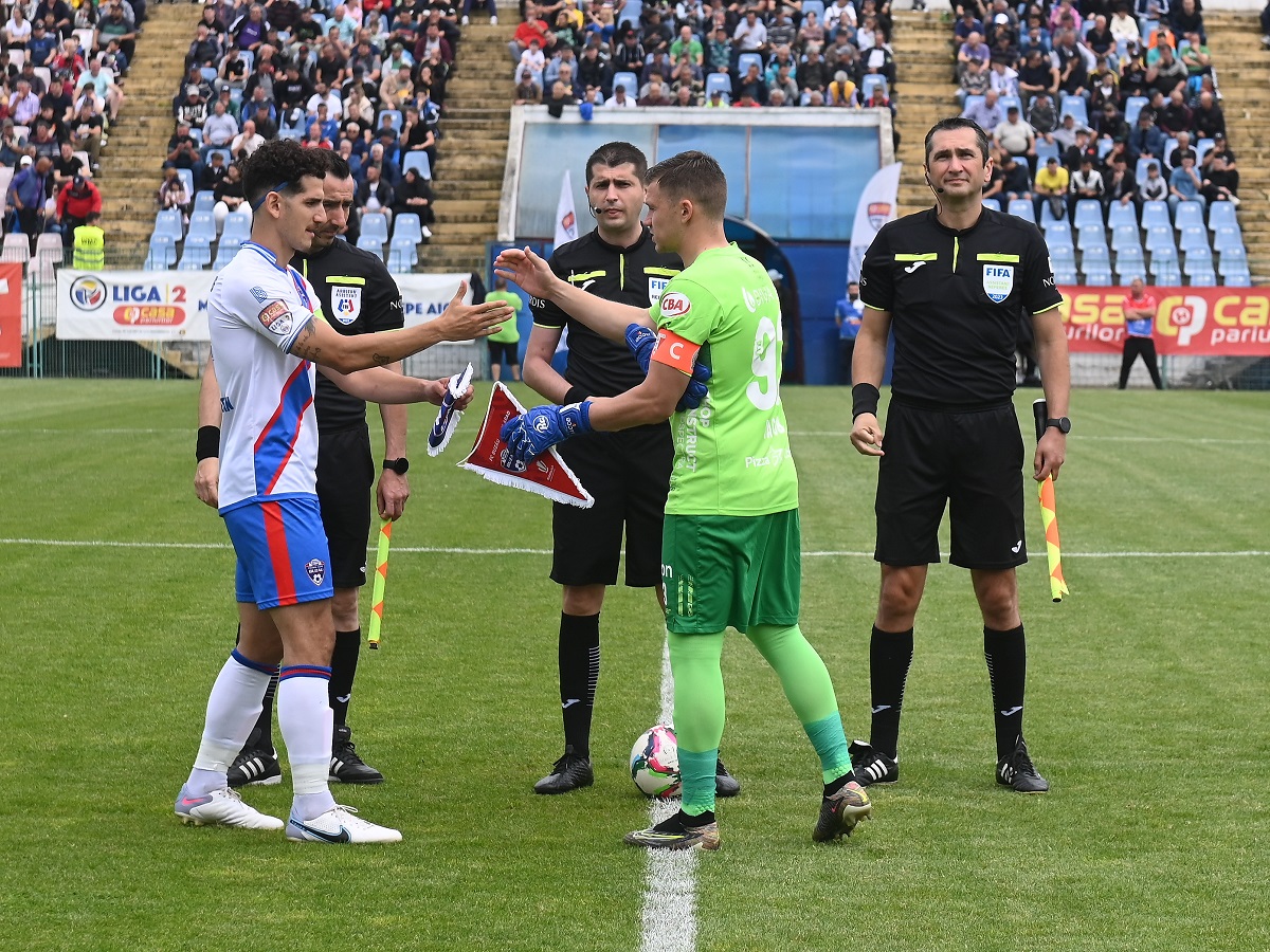 Moment fără precedent la meciul Gloria Buzău – UTA Arad! A căzut din picioare când a dat lovitura de start | VIDEO
