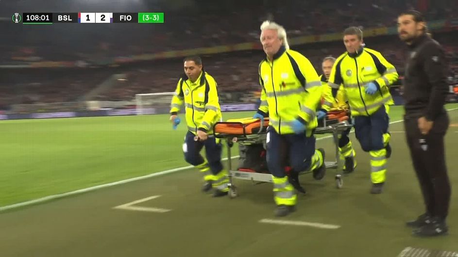 Momente de panică la Basel – Fiorentina! Medicii și jucătorii au sărit în ajutorul unui fan căruia i s-a făcut rău! A fost transportat de urgență la spital | VIDEO