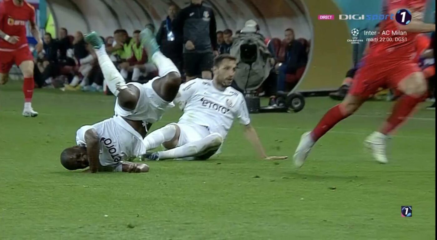 Momente horror pe Arena Națională, în prima repriză din FCSB – CFR Cluj! Christopher Braun a fost faultat de coechipierul Kolinger și a căzut în cap, rămânând inert pentru câteva momente! | VIDEO