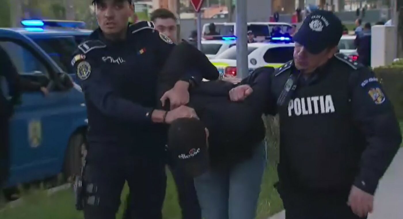 S-a lăsat cu arestări la meciul Oțelul Galați – Dinamo! Mai mulți fani ai „câinilor” au ajuns în dubă din cauza violențelor provocate