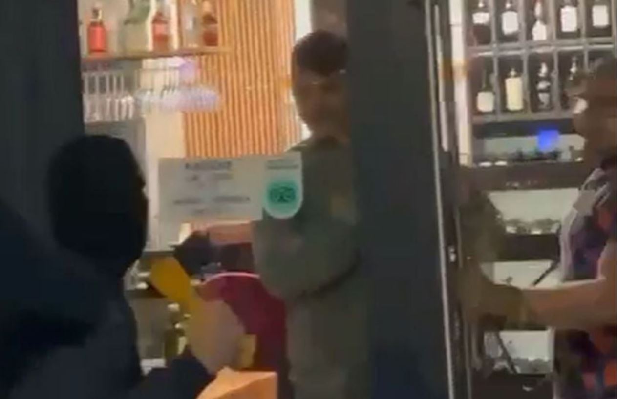 Război ca în filme între suporterii Universității și cei ai lui FC U Craiova! Andrei Preda, zis „Gogoașă”, atacat la restaurant cu un topor! Fanii echipei lui Mihai Rotaru și-au ascuns fețele cu cagule: „Ieși afară!” | VIDEO