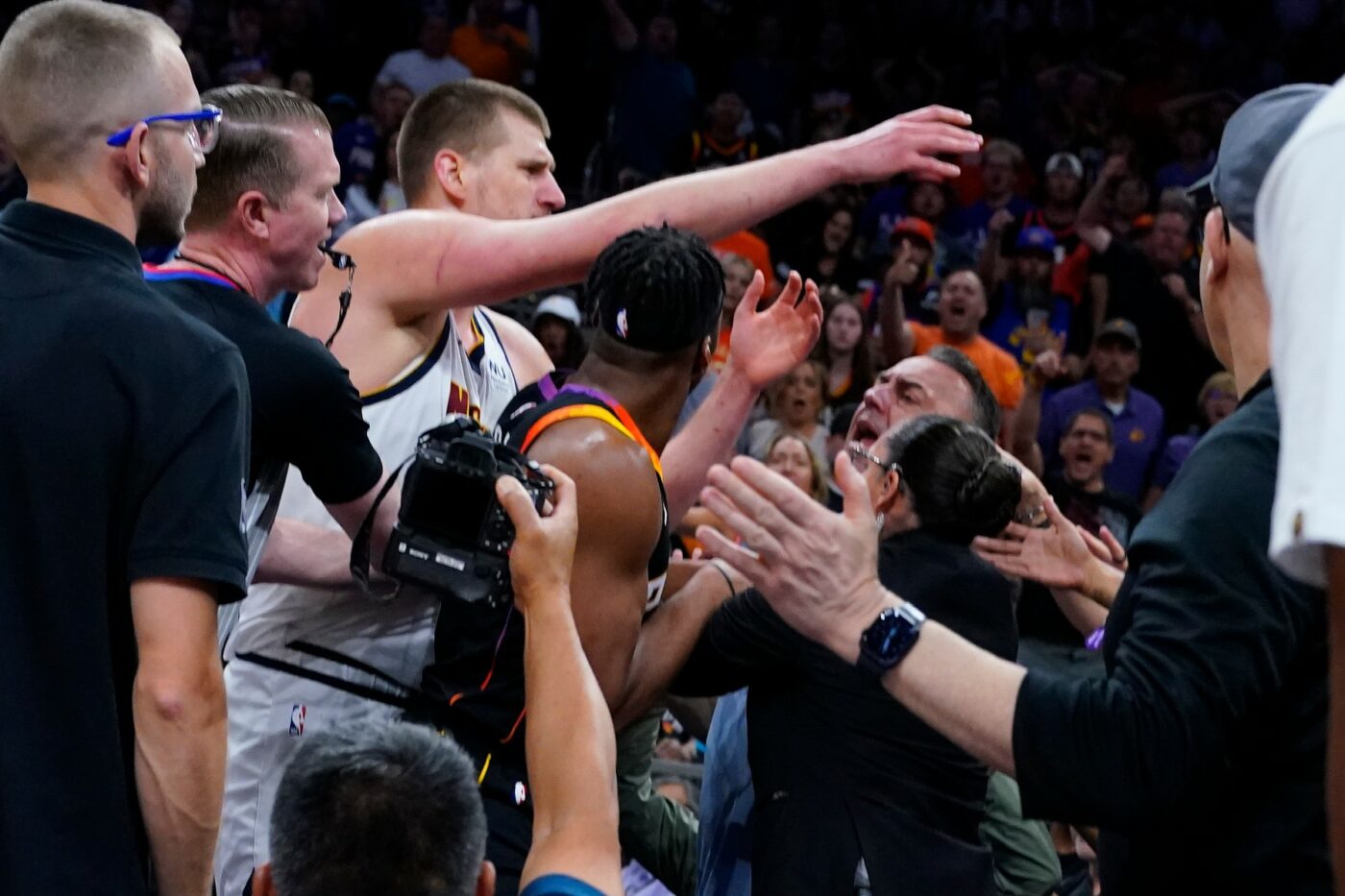 Scandal monstru în NBA după ce Nikola Jokic l-a împins pe patronul celor de la Suns, Matt Ishiba! „Nu au de gând să mă protejeze?”. Sârbul riscă o suspendare dură!