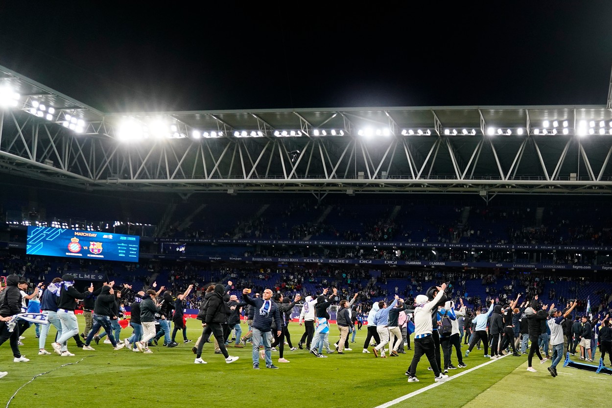 Scene șocante: fanii lui Espanyol au intrat pe teren pentru a-i lua la bătaie pe fotbaliștii Barcelonei, când aceștia sărbătoreau câștigarea titlului! Imaginile fac înconjurul planetei: „Rușine mondială” | VIDEO