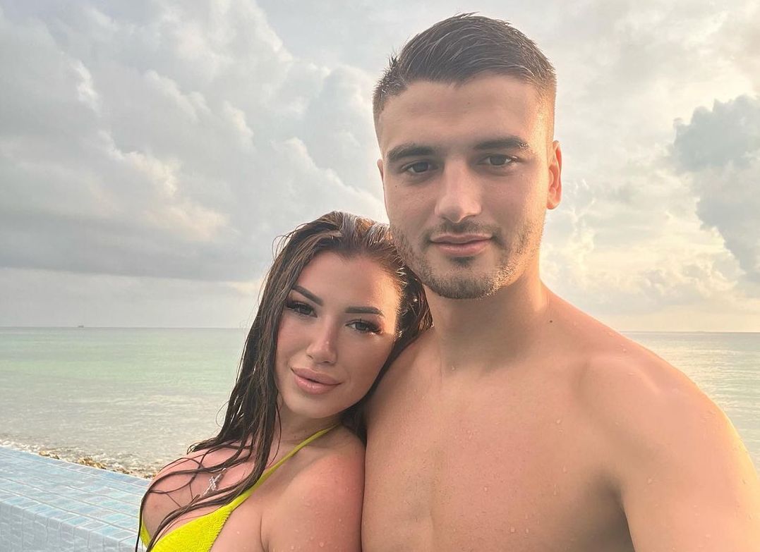 A fost părăsit de iubită, dar și-a găsit liniștea în brațele altei bombe sexy. Cum arată actuala parteneră a lui Dragoş Nedelcu. Anca Gheauru este de o frumuseţe răpitoare | GALERIE FOTO