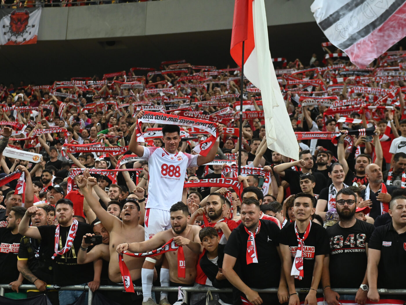 Sportiva cunoscută în toată Europa și cu zeci de mii de fani, apariție bombă printre ultrașii lui Dinamo la victoria anului: „Și de ar fi să mor, să-mi cânte galeria!” | EXCLUSIV