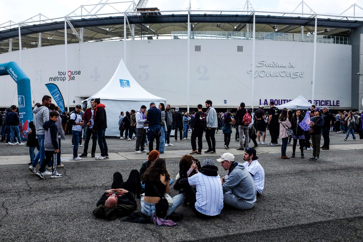 Startul meciului Toulouse – Nantes a fost amânat din cauza unui pachet suspect prezent în tribune! Anterior, jucători de la cele două echipe au refuzat să joace în tricourile cu însemne LGBT