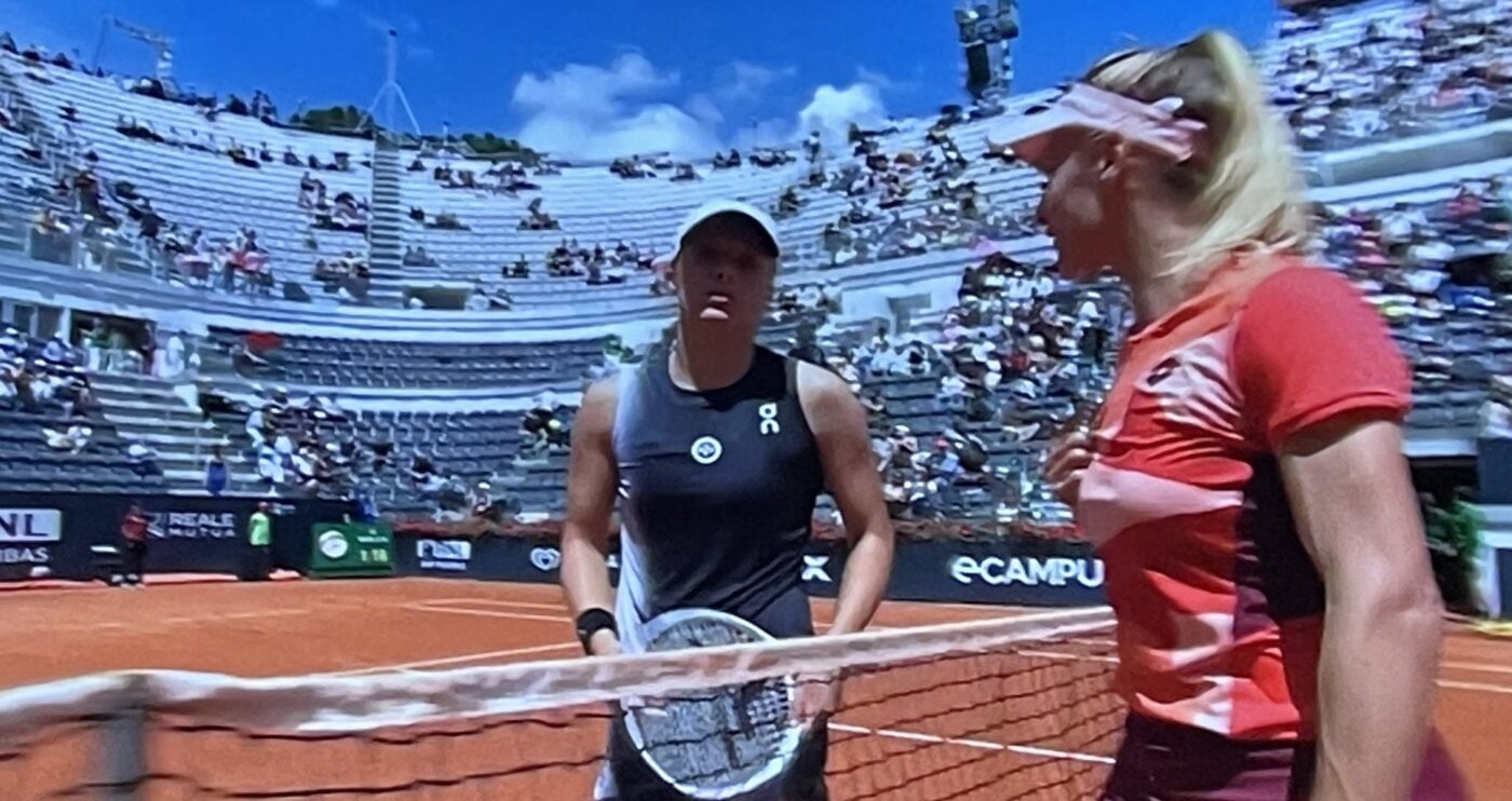 Gest neașteptat al unei jucătoare din Ucraina, în momentul în care s-a întâlnit cu Iga Swiatek pentru salutul de la fileu! Liderul WTA nu a avut milă de adversară | FOTO
