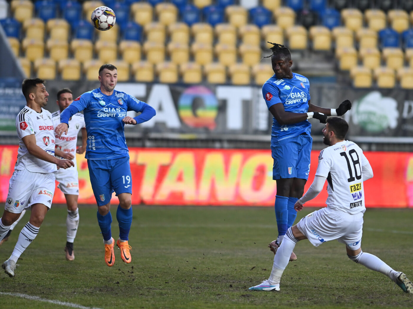U Cluj – Chindia Târgoviște 2-0, în runda a 8-a din play-out. „Șepcile roșii” au evitat matematic retrogradarea! Remacle și Nistor au marcat