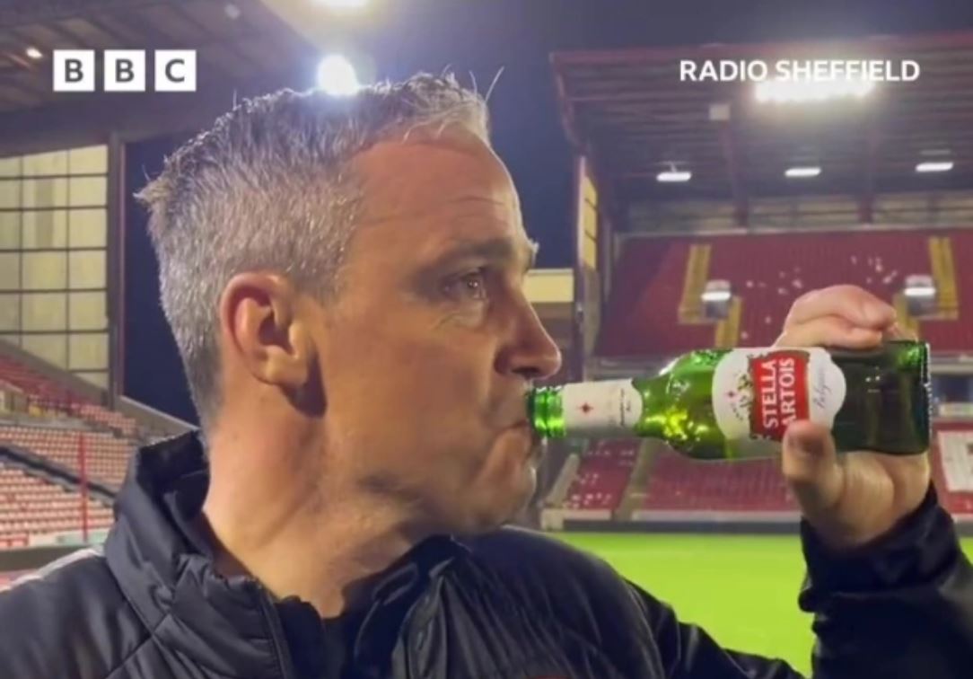 Un antrenor le-a câștigat inimile tuturor iubitorilor de fotbal din Anglia după ce a oferit un interviu inedit la BBC. „Ce enervant! Aș vrea să-l urăsc, dar nu pot” | VIDEO