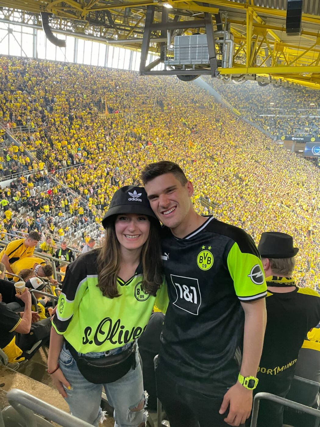 Un român care e suporter Borussia Dortmund a investit mii de euro în colecția sa de tricouri și nu ratează nicio deplasare a favoriților. „În ultimii 9 ani am pierdut maxim două meciuri!” Întâlnirea cu Reus și Bellingham l-a marcat | FOTO & VIDEO EXCLUSIV