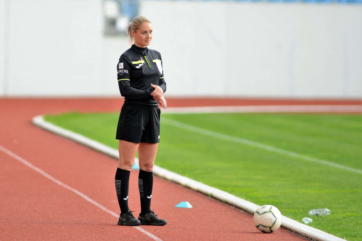 Debut în Superliga pentru blonda focoasă din Craiova! Fosta fotbalistă care a întors toate privirile a fost delegată la centru | GALERIE FOTO