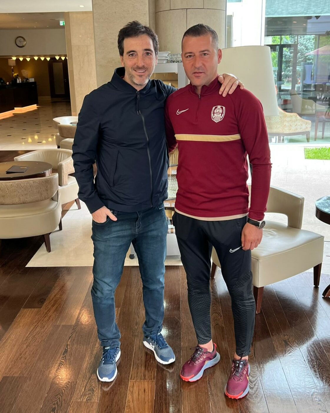 Vizită surpriză în cantonamentul campioanei României înaintea derby-ului FCSB – CFR Cluj! Fostul fotbalist de la Inter îi susține pe ardeleni la duelul de pe Arena Națională | FOTO