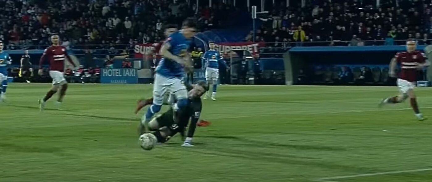 Vom avea parte din nou de discuții interminabile, după Farul Constanța – Rapid? Echipa lui Gică Hagi a primit un penalty discutabil în minutul 1 și a deschis scorul | VIDEO