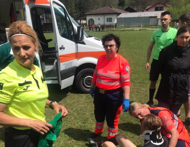 Cine este femeia-arbitru de 44 ani care a salvat viața unui fotbalist pe gazon după ce și-a înghițit limba? „Am luptat 20 de minute să-l salvez de la moarte. E al cincilea caz din carieră. Cred că Dumnezeu mă trimite la astfel de meciuri” | EXCLUSIV