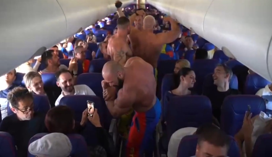 Show jenant al culturiștilor români în avionul care-i ducea la Europenele din Spania! Ce au putut face în timpul zborului | VIDEO