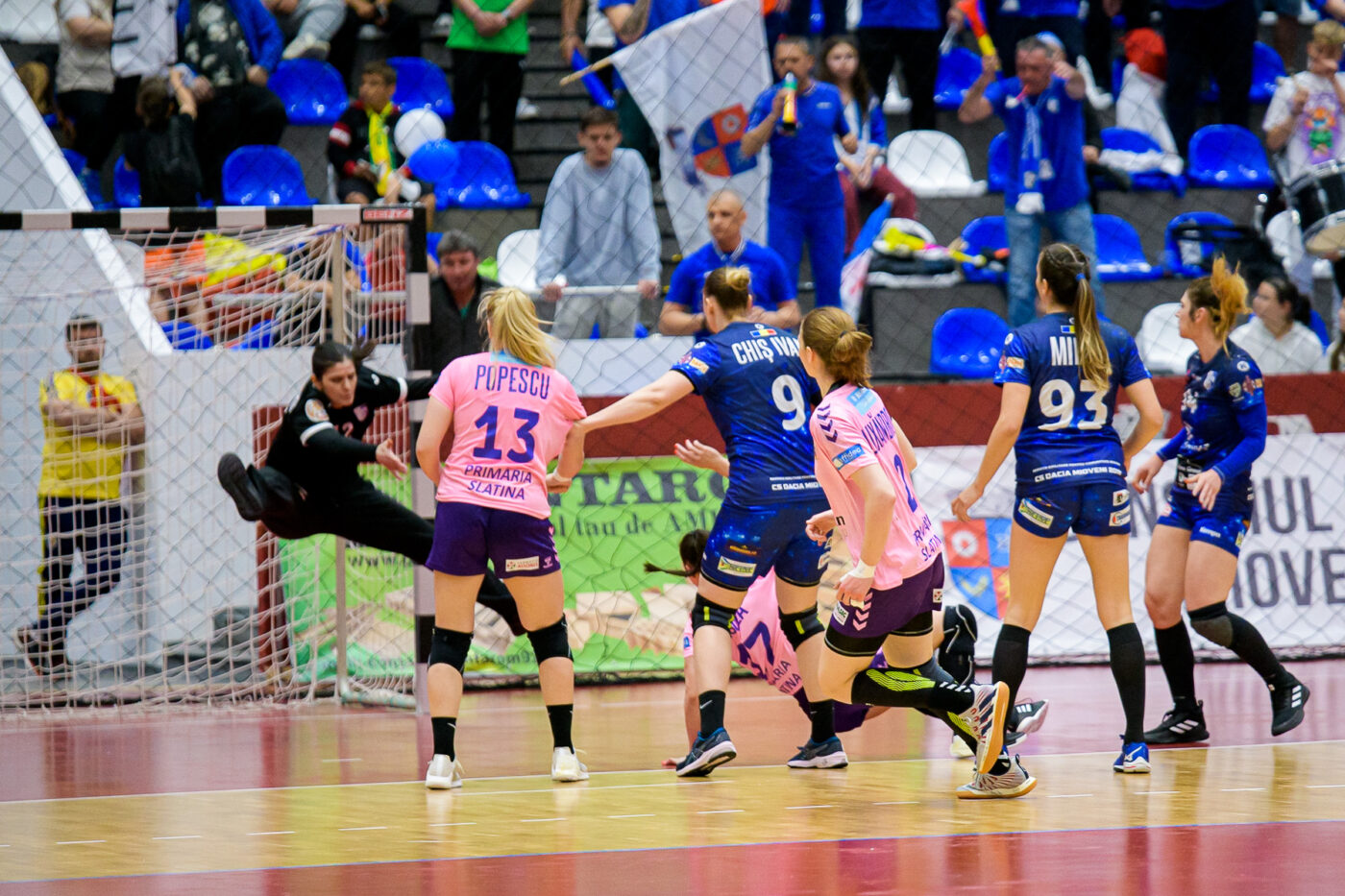 Mioveni, sacrificată de „Cooperativa” din Liga Florilor? Craiova și Vâlcea, semnele de întrebare care circulă în handbalul feminin! Care e scenariul unui final de campionat în care se anunță jocuri de culise | EXCLUSIV