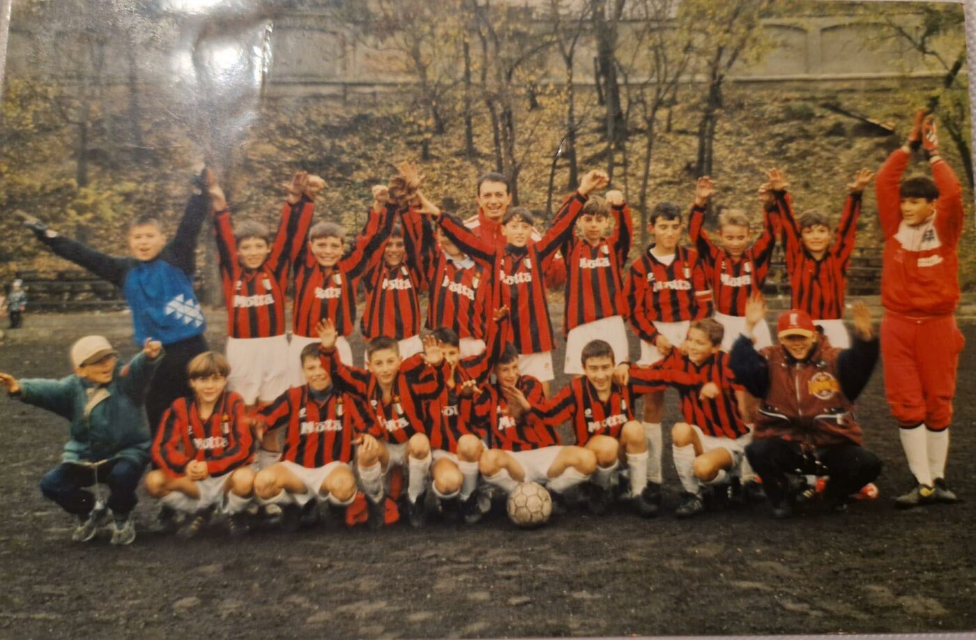 Fane Radu, în centru cu mingea, în echipa de juniori de la Dinamo, într-un echipament al lui AC Milan. Peste ani avea să ajungă legenda lui Lazio. 
