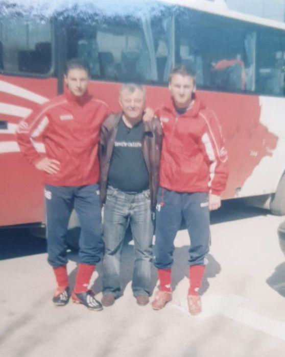 Vasile Stoica, în centru, încadrat de Ștefan Radu (stânga) și Adrian Scarlatache (dreapta), într-un cadru surprins la Săftica 